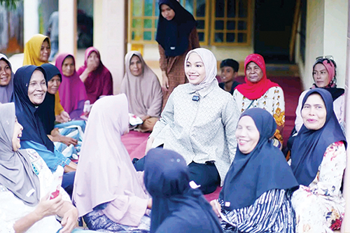 Usung Tagline Dharmasraya Sejahtera Merata, Annisa-Leli Didukung Penuh Masyarakat Sungai Kilangan 1 CENGKRAMA— Calon Bupati Kabupaten Dharmasraya nomor urut 2, Annisa Suci Ramadhani bercengkrama bersama masyarakat.