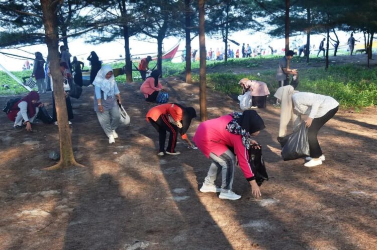 Ribuan Tenaga Honor Sisir Pantai Selama Tiga Hari 1 asn pungu sampah di pantai pariaman