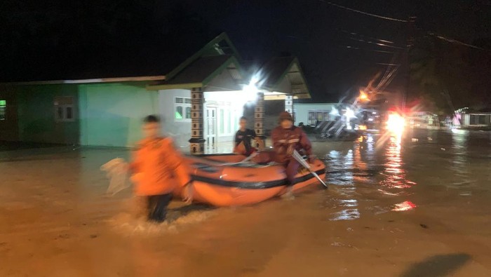 BANJIR— Tim BPBD mengevakuasi warga yang terdampak banjir di Kabupaten Padangpariaman.