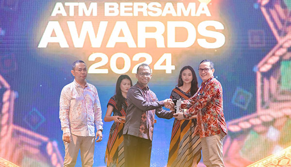 Bank Nagari Raih 2 Penghargaan Bergengsi, The Top Digital Transformations Regional Bank Artajasa, Best Brand Image The Iconomics 1 PENGHARGAAN— Direktur Keuangan Bank Nagari Roni Edrian menerima Penghargaan The Top Digital Transformations Regional Bank dari PT Artajasa Pembayaran Elektronis (Artajasa).