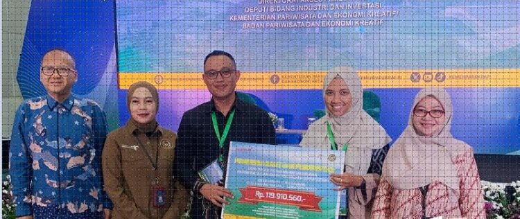 SERAHKAN— Deputi Bidang Industri dan Investasi Kemenparekraf RI melalui PPK Direktorat Akses Pembiayaan, Nunik Nugrahaeni menyerahkan dana bantuan kepada Pengelola Desa Kubu Gadang, Yuliza Zein didampingi Lurah Ekor Lubuk Akbar Ayah.