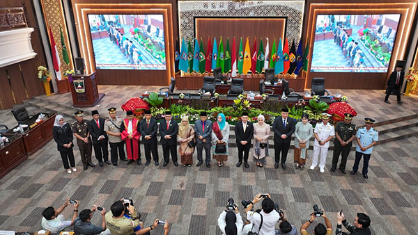 RAPAT PARIPURNA --Poto bersama usai melaksanakan Rapat paripurna Dewan Perwakilan Rakyat Daerah Provinsi Sumatera Barat dalam acara pengucapan sumpah/janji pimpinan DPRD Provinsi Sumatera Barat Masa Jabatan 2024-2029.