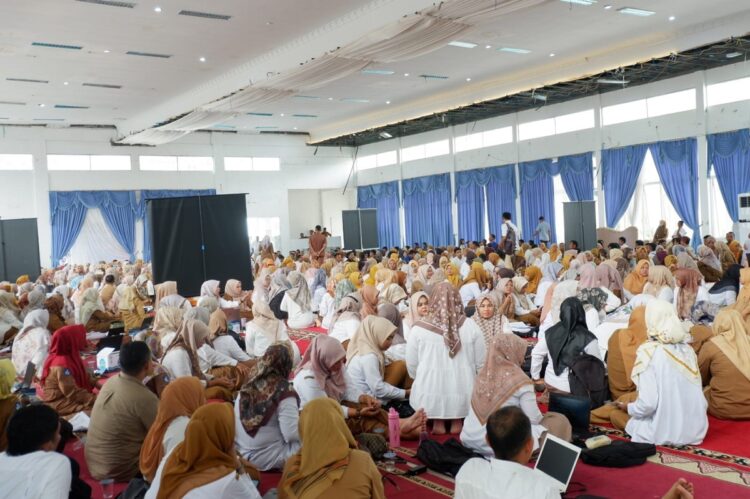 ANTUSIAS—Ribuan pelamar antusias mengikuti bimbingan teknis (bimtek) yang digelar Pemkab Pasbar di Balerong Pusako Anak Nagari.