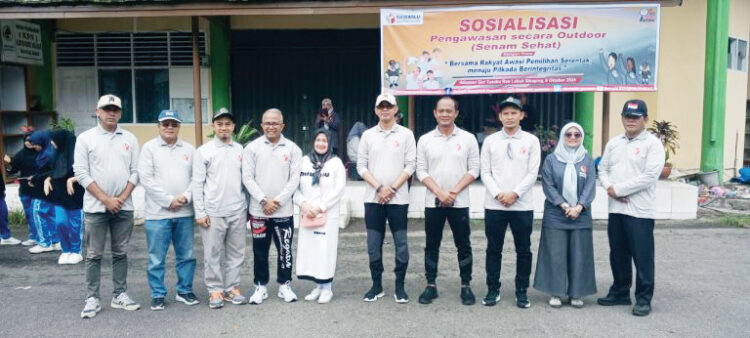 Lewat Senam Massal, Bawaslu Pasaman Sosialisasikan Pengawasan Pilkada 1 FOTO BERSMA— PJs Bupati Pasaman, Edi Dharma foto bersama dengan Komisioner Bawaslu Pasaman usai pelaksanaan Sosialisasi Pengawasan Secara Out door dengan melaksanakan senam masal di halaman GOR Tuanku Rao Lubuk Sikaping , Minggu (6/9).