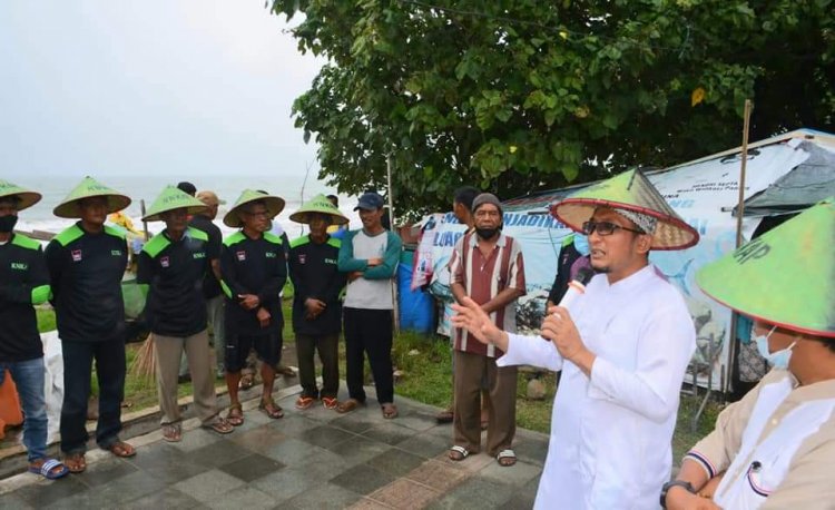 Hendri Septa berdialog dengan nelayan di Kampung Tematik Elo Pukek Kelurahan Purus, Kecamatan Padang Barat, ketika menjadi Wali Kota Padang periode 2021-2024.