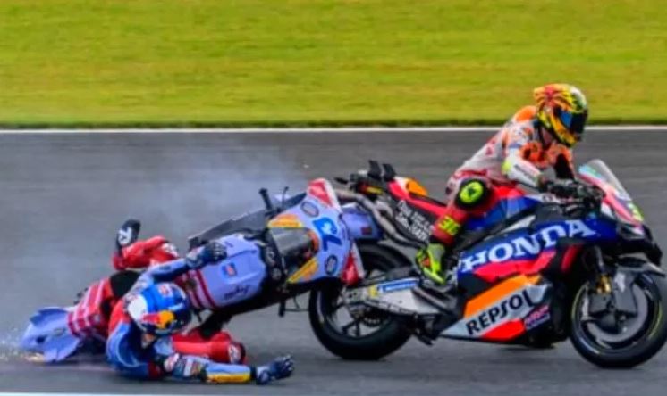 INSIDEN— Insiden crash yang dialami Alex Marquez dan Joan Mir pada MotoGP Jepang Motegi 2024.