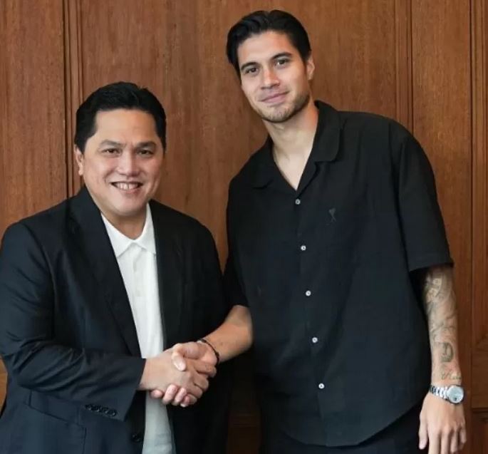 Kevin Diks Memilih Jadi WNI demi Membela Timnas Indonesia 1 BERSALAMAN — Kevin Diks (kanan) bersalaman dengan Ketua Umum PSSI Erick Thohir. Diks siap memperkuat Timnas Indonesia.
