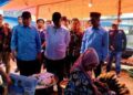 Borong Dagangan, Mahyeldi Ajak Pengunjung Pasar Raya Sungai Tambang Hindari Pinjol 11 Borong Dagangan, Mahyeldi Ajak Pengunjung Pasar Raya Sungai Tambang Hindari Pinjol