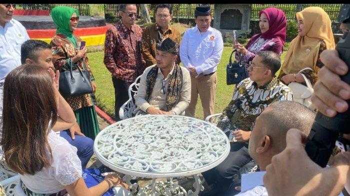 Vasko Ruseimy Dampingi Fadli Zon-Giring Ganesha Resmikan Museum Sastra Indonesia di Tanah Datar 1 download 26