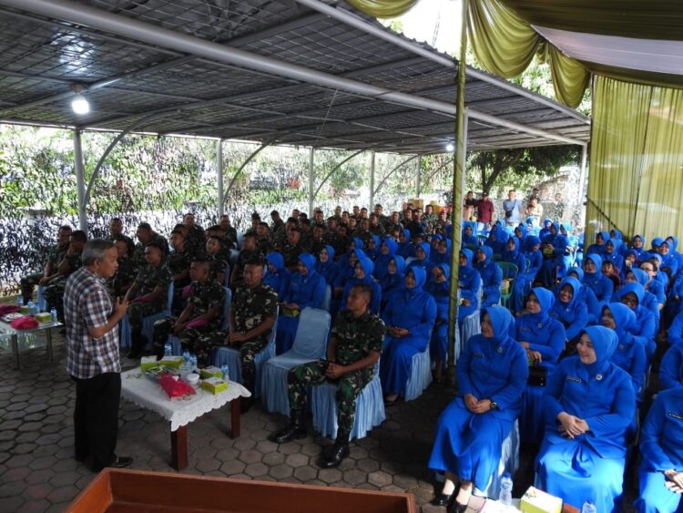 SHARING—Prajurit Yonmarhanlan II bersama ibu ibu Jalasenastri, menyimak paparan dari Pakar Komunikasi dan Motivator Nasional Dr Aqua Dwipayana dalam Sharing Komunikasi dan Motivasi pada Rabu (23/10), di Mako Yonmarhanlan II Cendana Mata Air.
