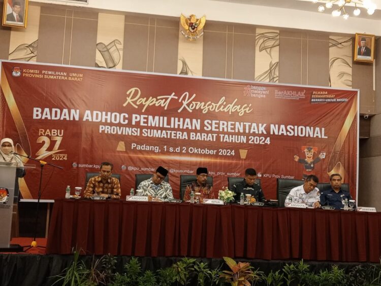PPPK Ujung Tombak Pelaksanaan Pemilu Serentak 1 RAPAT KOORDINASI —Terlihat suasana rapat Koordinasi Badan Adhoc Pemilihan Serentak Nasional Provinsi Sumbar, Selasa (1/10).