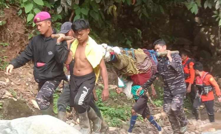 3 Hari Operasi Pencarian dan Pertolongan, Tim SAR Lantamal II Berjibaku Evakuasi Korban Longsor Tambang Emas 1 EVAKUASI— Tim SAR Lantamal II terlibat dalam proses evakuasi korban longsor tambang emas ilegal di Nagasi Sungai Abu, Kabupaten Solok.