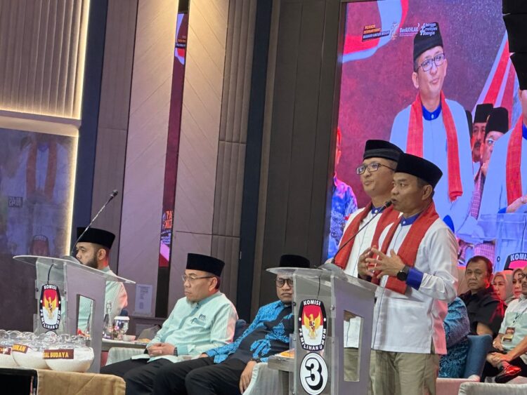 Berlangsung Alot, Hendri Septa-Hidayat Mendominasi dan Kuasai Materi Debat Pertama 1 Paslon Wali Kota dan Wakil Wali Kota Padang nomor urut 3, Hendri Septa-Hidayat mendominasi dan menguasai materi debat perdana Pilkada Kota Padang yang digelar KPU Padang, Sabtu malam (27/10).