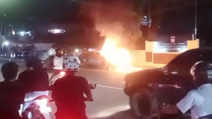 Sedan Terbakar di Depan Kantor Camat, Diduga Gegara Korsleting, Sopir dan Penumpang Selamat 1 MOBILTERBAKAR— Suasana mobil sedan yang mengalami kebakaran di depan Kantor Camat Padang Barat.