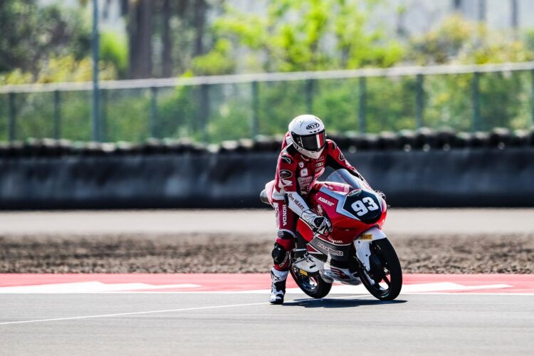 Fadillah Arbi Aditama Siap Tampil Impresif di JuniorGP MotorLand Aragon 2024 1 BALAPAN— Fadillah Arbi Aditama, pebalap Astra Honda Racing Team, bersiap menghadapi putaran JuniorGP 2024 di MotorLand Aragon, Spanyol.