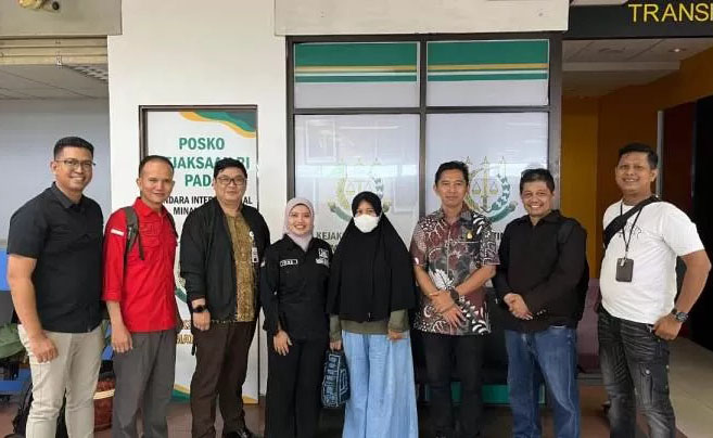 TERPIDANA KORUPSI— Khuslaini (52) yang merupakan terpidana kasus korupsi revitalisasi Balai Pemuda Kabupaten Solok ditangkap di Batam setelah buron 8 tahun.