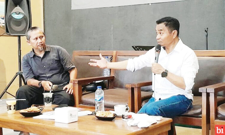 FWP Bedah Visi dan Misi Palon Hendri Septa – Hidayat, Pembangunan Berbasis Meritokrasi Dipercaya Membawa Pemerintahan Lebih Efektif 1 Hidayat Memaparkan— Diskusi dengan FWP Padang, Hidayat Paparkan Pembangunan Kota Berbasis Meritokrasi, Transparan dan Digitalisasi.