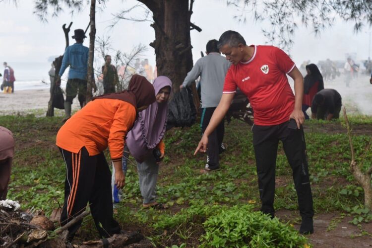 BERSIHKAN SAMPAH— Pj Wali Kota Pariaman Roberia, pimpin langsung aksi bersih bersih sampah di kawasan Pantai Kata Pariaman.