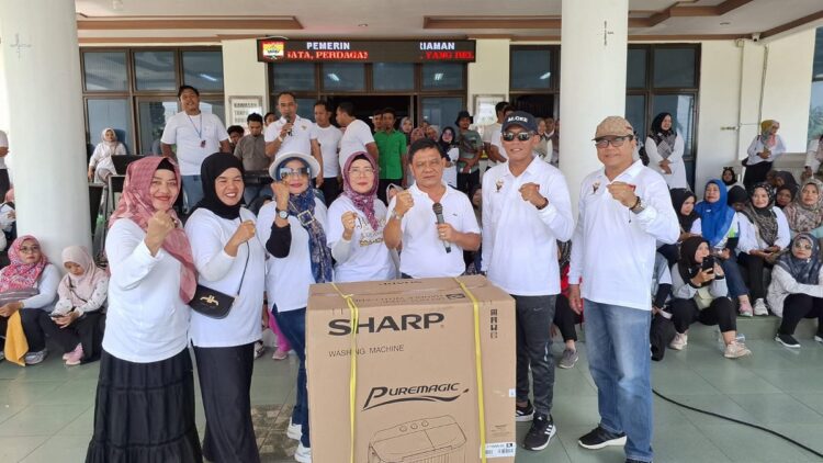 Pemko Pariaman Peringati Hari Pejalan Kaki se-Dunia 1 PENYERAHAN HADIAH—Penjabat (Pj) Sekretaris Daerah Kota Pariaman Yaminu Rizal membagikan hadiah, saat memperingati Hari Jalan Kaki Sedunia (World Walking Day) tahun 2024 di Halaman Balaikota Pariaman.