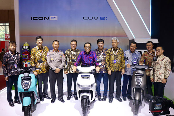 MOTORCYCLE SHOW— Jajaran Board of Director PT Astra Honda Motor beserta Wakil Menteri Perindustrian Faisol Riza, Kepala Korps Lalu Lintas Polri Irjen Pol Aan Suhanan, dan Ketua Asosiasi Industri Sepeda Motor Indonesia Johannes Loman di ajang Indonesia Motorcycle Show (IMOS) 2024, di ICE BSD, Tangerang, Banten (30/10).