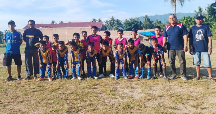 Uji Laga Bersama SSB Astaga Durian Taruang, Siswa MIN 6 Asah Kemampuan Sepak Bola 1 FOTO BERSAMA— Kepala MIN 6 Kota Padang Rusmatul Amri bersama pelatih Febri, Hendra poto bersama dengan tim sepak bola dari Min 6 Kota Padang dan SSB Astaga Durian Taruang.