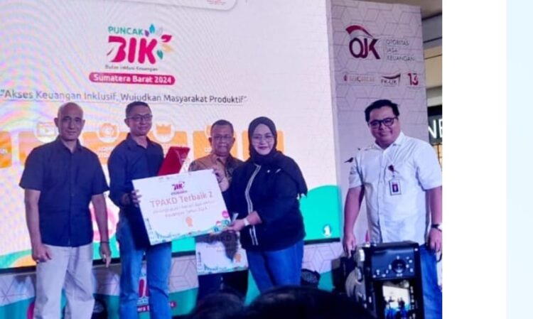 TPAKD Torehkan Prestasi, Terbaik Kedua dari OJK Sumbar 1 PENGHARGAAN—Kabag Mulyadi menerima penghargaan yang diserahkan Gubernur Sumatera Barat yang diwakili Kepala Biro Perekonomian Setdaprov Sumbar Kuartini Deti Putri.