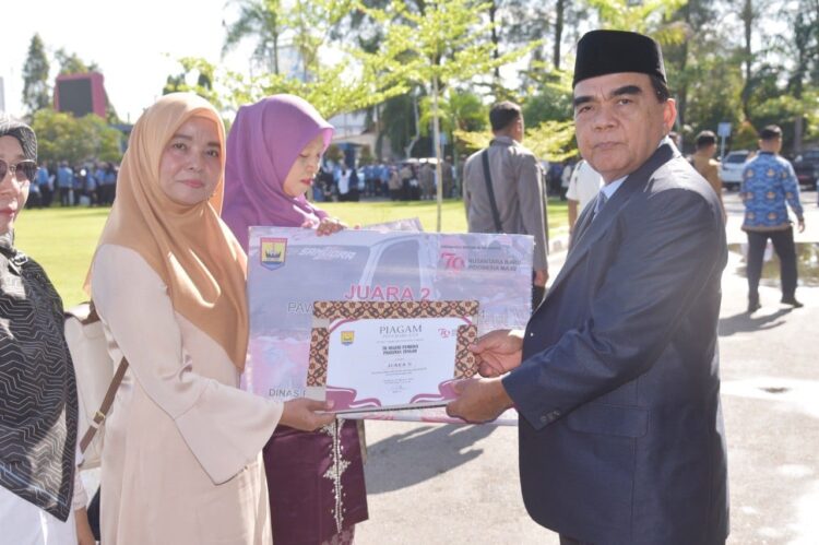 Serahkan Hadiah Pemenang Pawai Alegoris Sumpah Pemuda 2024 1 HADIAH—Kepala Dinas Dikpora Kota Pariaman Kanderi, saat menyerahkan hadiah kepada pemenang.