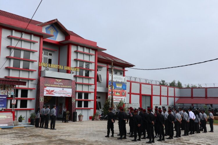 Cek Kesiap Siagaan Personel, Kalapas: Petugas di Pintu Utama Perketat Pengawasan Barang Masuk 1 SAMBUTAN—Kepala Lapas Narkotika Sawahlunto Fajar Nurcahyo Assyifa berikan sambutan saat saat pimpin apel siaga yang diikuti oleh Pejabat Struktural, Jajaran Pengamanan, serta staff Lapas Narkotika Sawahlunto.