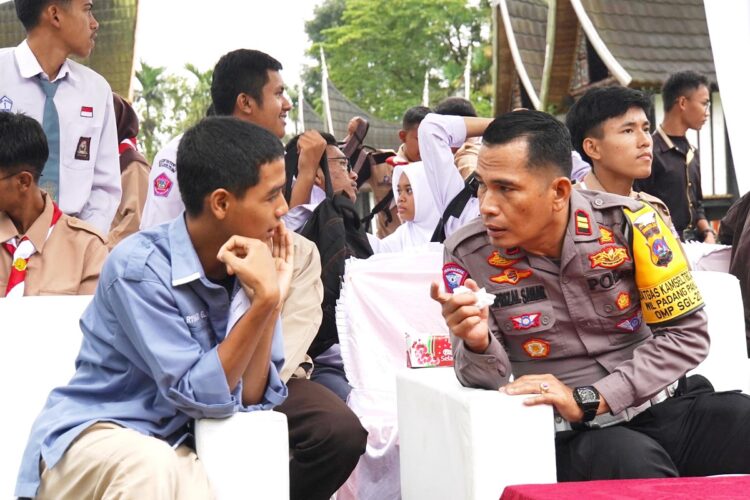 Ilmu Baru Pekan Aksi Keselamatan, Pelajar Padang Panjang Siap Berkendara Aman 1 kasatlantas padanganjang saat bimcang bincang