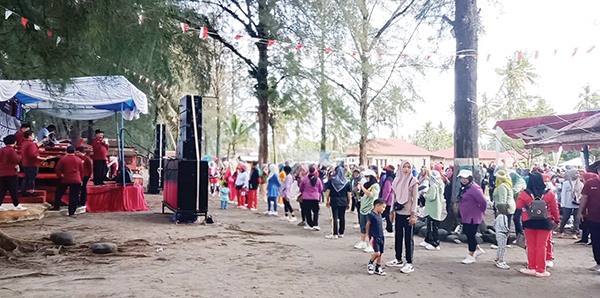 Sosialisasikan Pilkada 2024, KPU Padangpariaman Gelar Senam Massal di Pantai Ketaping 1 SENAM MASSAL— KPU Kabupaten Padangpariaman menggelar senam massal sekaligus sosialisasi tahapan Pilkada serentak 2024.