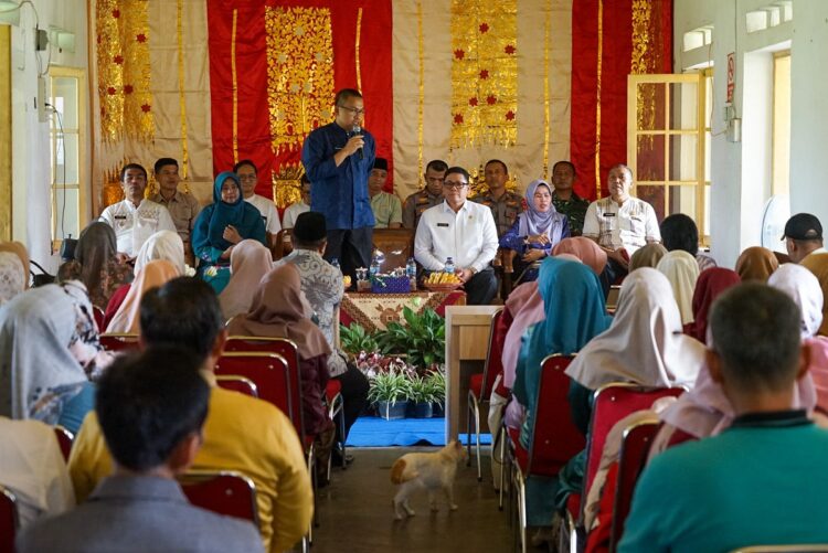 Kunker dan Rakor Bersama Jajaran di Lintau Buo dan Lintau Buo Utara 1 SAMBUTAN—Pjs. Bupati Tanah Datar Arry Yuswandi saat berikan sambutansaat Kunjungan Kerja dan Rapat Koordinasi bersama Jajaran Kecamatan Lintau Buo, Lintau Buo.