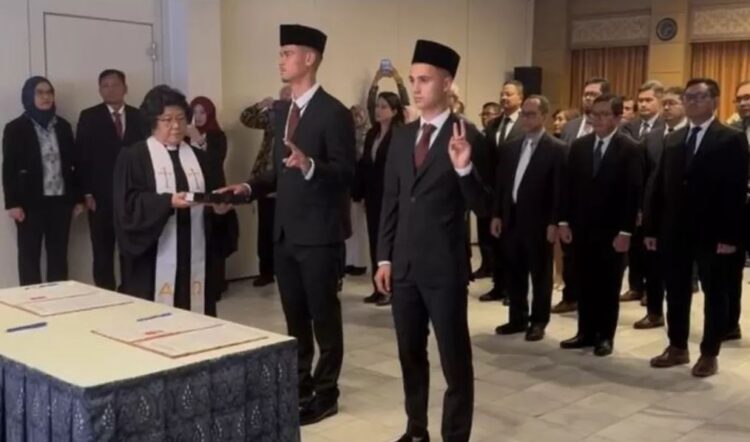 SUMPAH WNI— Mees Hilgers dan Eliano Reijnders resmi menjadi warga negara Indonesia setekah menjalani sumpah di KBRI Brussels, Belgia, Senin (30/9).