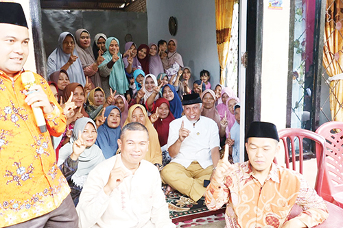 Dorong Produktivitas Hutan Sosial, Warga Minta Akses Jalan Ladang ke Mahyeldi 1 SILATURAHMI— Calon Gubernur Sumbar nomor urut 1, Mahyeldi Ansharullah saat bersilaturahmi bersama masyarakat Nagari Panti Selatan, Kecamatan Panti, Kabupaten Pasaman, Senin (28/10).