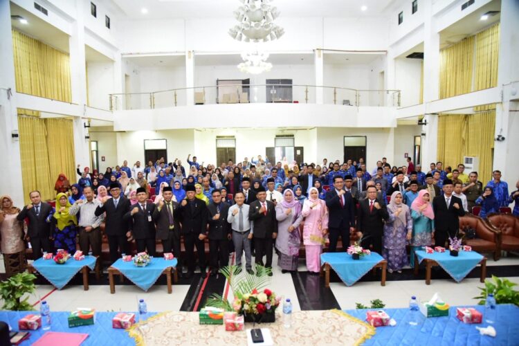 ANS dan Non ASN Miliki Potensi Penting dalam Pemerintahan 1 NETRALITAS ASN— Plt Bupati Padangpariaman Rahmang bersama Sekretaris Daerah Rudy Repenaldi Rilis, saat kegiatan sosialisasi netralitas ASN dalam pemilihan kepala daerah tahun 2024 dan kepatuhan disiplin masuk kerja ASN.