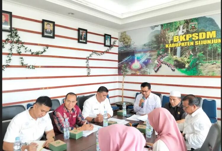 Akomodir Honorer dan THL, Pemkab Sijunjung Sediakan Ribuan Formasi PPPK Jalur Khusus 1 RAPAT— BKPSDM Sijunjung berama DPRD dan sejumlah pihak terkait saat pembahasan perekrutan dan pendaftaran
1134 formasi PPPK tahun anggaran 2024 di lingkup Pemkab Sijunjung.