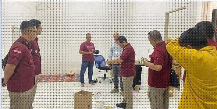 PEMERIKSAAN—Tim dari Kantor Imigrasi Klas 1 TPI Padang, melakukan pemeriksaan  saat opeasi Jagratara tahap II yang dilaksanakan di wilaya Kota Padang.