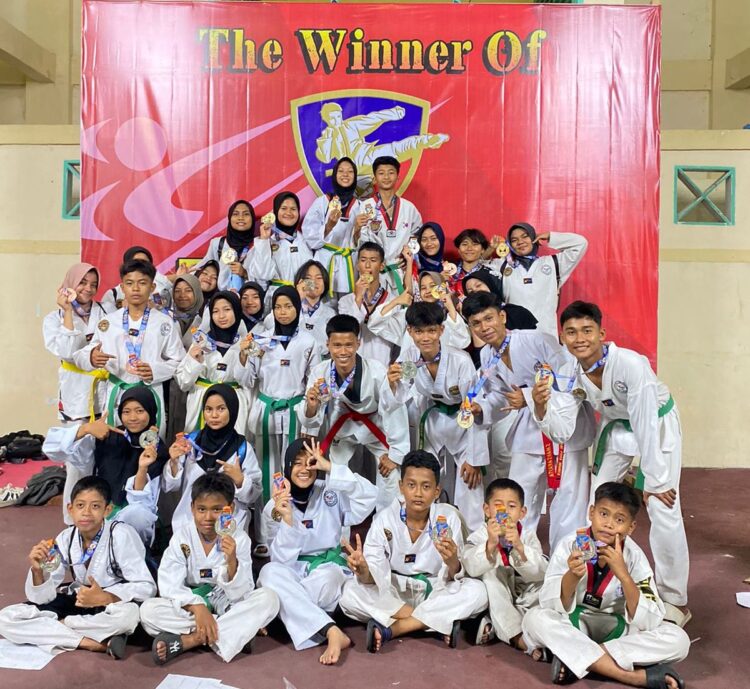 Kejuaraan Taekwondo Pesisir Selatan, Padangpariaman Raih 9 Emas, 16 Perak dan 9 Perunggu 1 PRESTASI GEMILANG— Tim Taekwondo Kabupaten Padangpariaman mencetak prestasi gemilang di kejuaraan Pesisir Selatan Cup III Tahun 2024, meraih 9 medali emas, 16 perak, dan 9 perunggu.