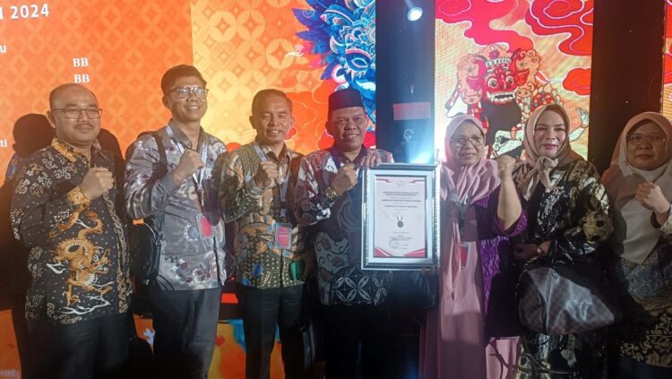 Raih Award Tahun 2024, SAKIP Alat Ukur Penting dalam Evaluasi Kinerja Instansi Pemerintah Daerah 1 PENGHARGAAN— Plt Bupati Padangpariaman Rahmang usai terima penghargaan bersama kepala OPD.