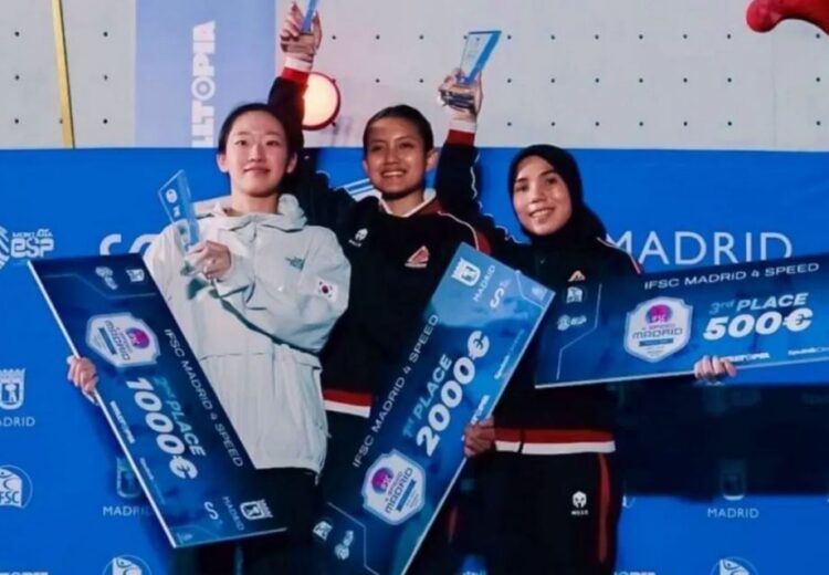 Tim Panjat Tebing Indonesia Juara Umum IFSC 4 Speed Madrid 2024, Emas Berlimpah dan Persiapan Matang! 1 MEDALI EMAS— Desak Made Rita Kusuma Dewi (tengah) meraih medali emas nomor 4 speed putri IFSC 4 Speed Madrid 2024.