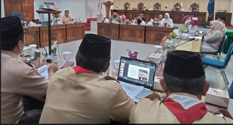 Kwartir Cabang Gerakan Pramuka Audensi ke DPRD 1 AUDENSI—Suasana audensi pramuka kwarcab Wakil Ketua Kwarcab Sawahlunto Ritu Karianto, Sekretaris Agustin dan beberapa pengurus diterima
Ketua Komisi I DPRD Kota Sawahlunto Ronny Eka Putra didamping Ketua DPRD Kota Sawahlunto Susi Haryati.