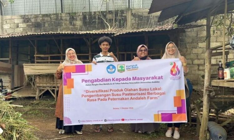 FOTO BERSAMA—Tim dosen dari Fakultas Peternakan Universitas Andalas (Unand) foto bersama saat kegiatan pengabdian masyarakar menyasar usaha ternak kambing Andaleh Farm.