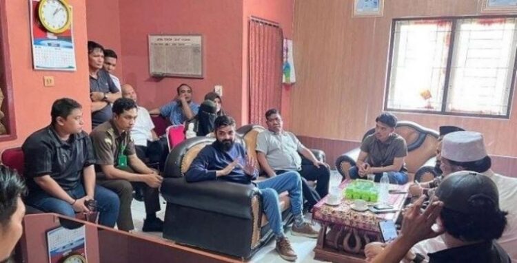 WNA Penyebar Aliran Sesat Agama Baru segera Dideportasi 1 JALANI PEMERIKSAAN—Dua warga negara asing (WNA) yang akan dideportasi dari Indonesia menjalani pemeriksaan. Keduanya diduga terlibat dalam penyebaran aliran agama baru di Pasaman Barat, akan dikenakan sanksi deportasi oleh pihak Imigrasi.