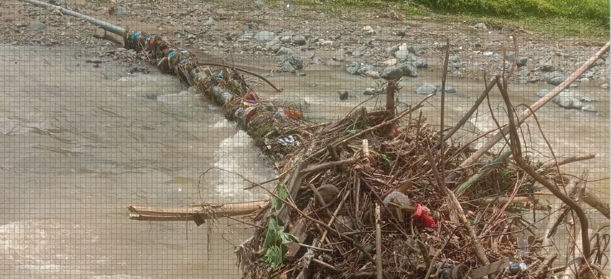 pipa pdam yang terpasang dia tas sungai dipadati dengan sampah sehingga pipa sering rusak