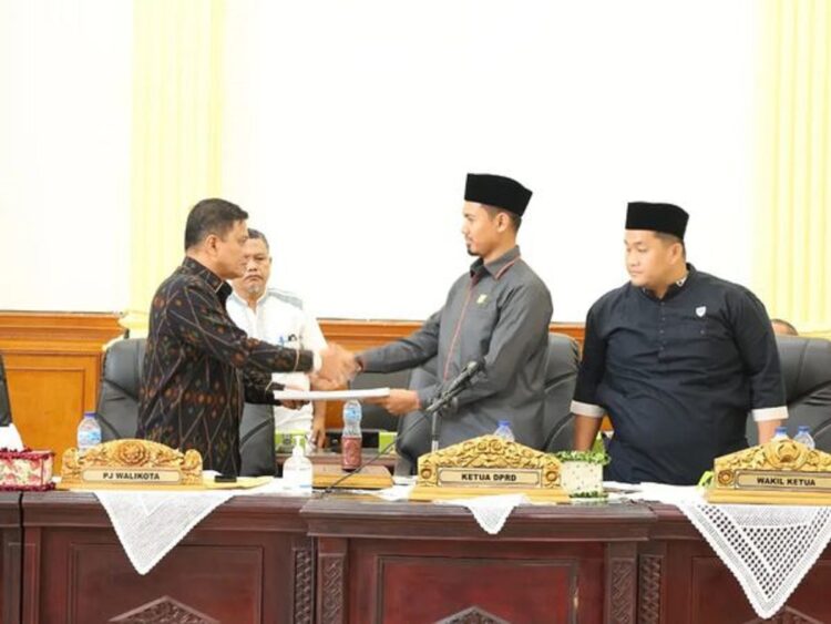 SERAHKAN—Pj Sekda Kota Pariaman  Yaminu Rizal saat  penyerahan RAPBD perubahan 2024.