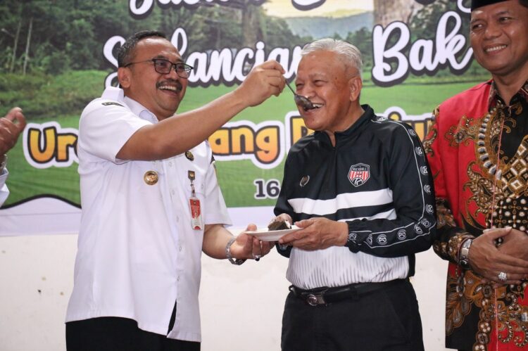 SUAP—Pj Wako Payakumbuh Suprayitno suapan nasi ke salahsaeorang pensiunan Luak Limo Puluah.