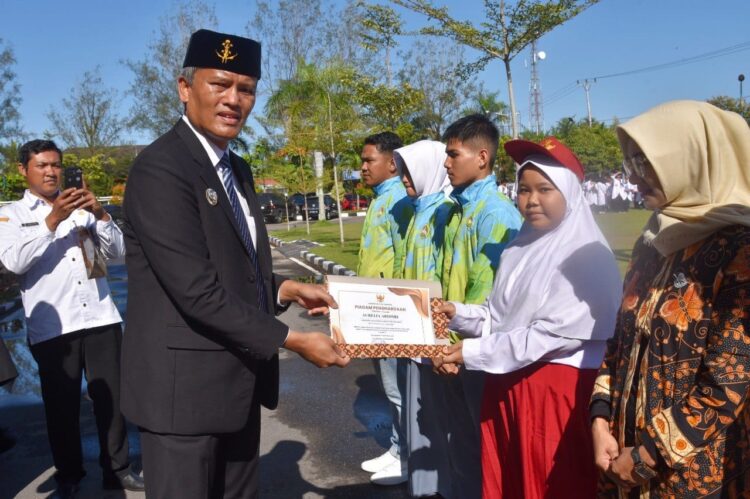 SERAHKAN—Pj Wali Kota  Pariaman Roberia saat serahkan hadiah dalam acara Sumpah Pemuda ke 96.