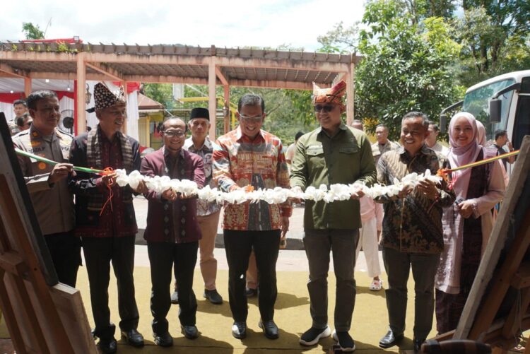 Kolaborasi dengan Pemprov, Festival Ekraf Promosikan Produk Unggulan Padang Panjang 1 GUNTING PITA—Penjabat (Pj) Wali Kota, Sonny Budaya Putra, AP, M.Si bersama Kepala Dinas Pariwisata Sumbar, Drs. Luhur Budianda, M.Si, Pj. Sekdako, Dr. Winarno, ME, perwakilan Forkopimda, Kadi gunting pita dibuka kegiatan.