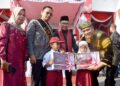872 Siswa Kurang Mampu Terima Seragam Sekolah Gratis 10 872 Siswa Kurang Mampu Terima Seragam Sekolah Gratis