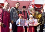 872 Siswa Kurang Mampu Terima Seragam Sekolah Gratis