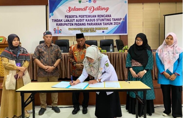 DISEMINASI— Plt Bupati Padangpariaman Rahmang dampingi Kadis KB Elpi Delita saat acara diseminasi dan publikasi data stunting.